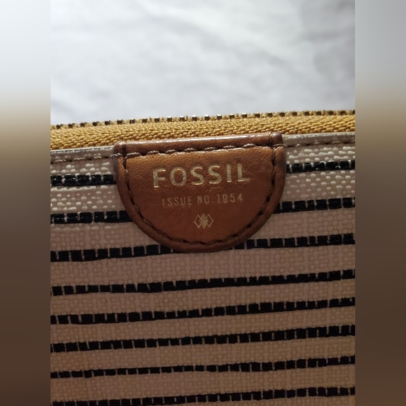 Fossil Wallet Stripped Zipper Closure - Picture 11 of 11